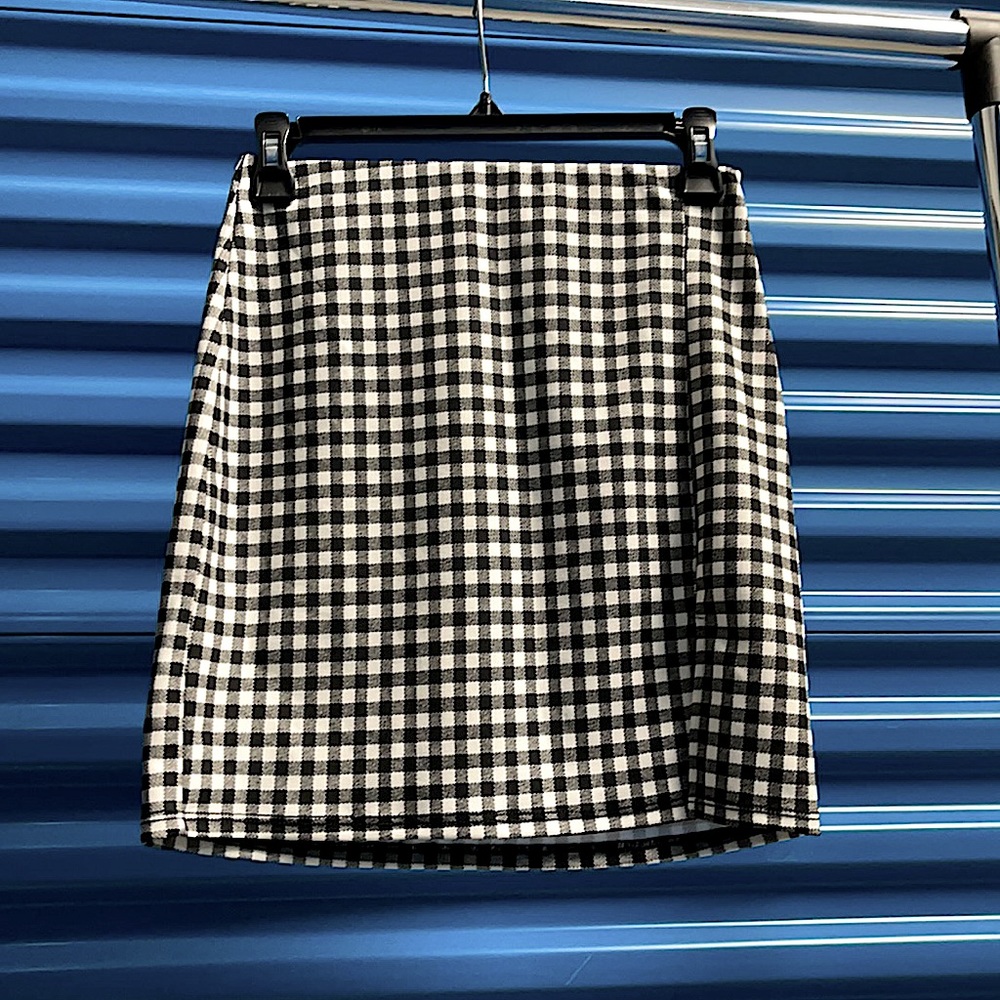 🍒 BOGO 🍒 Black & White Checkered A line Stretchy Mini Skirt w/ slit - Picture 3 of 7